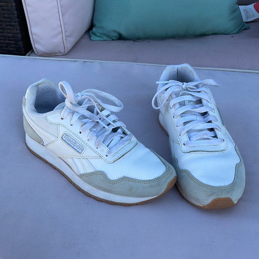 Womens Reebok sneakers. Gently used